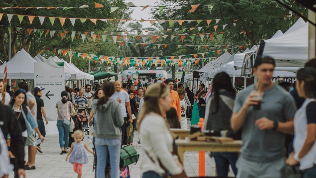 Drukke buitenmarkt met bezoekers en kraampjes, voorbeeld van een evenement organiseren in de open lucht
