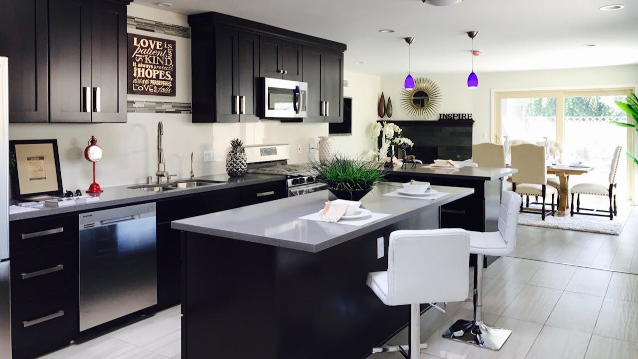 Moderne keuken met strak zwart-wit ontwerp, schoon werkblad en georganiseerde kookruimte, ideaal voor koken en schoonmaken