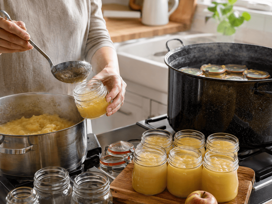 appelmoes in glazen potten doen vóór het wecken